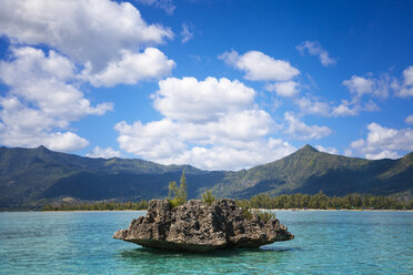 Afrika, Mauritius, Blick auf Crystal Rock und die Berge im Süden der Insel im Hintergrund - ROMF000001