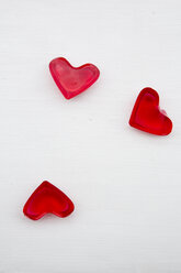 Drei rote Herzen in Form von Kirschgelee auf weißem Grund - LVF000798