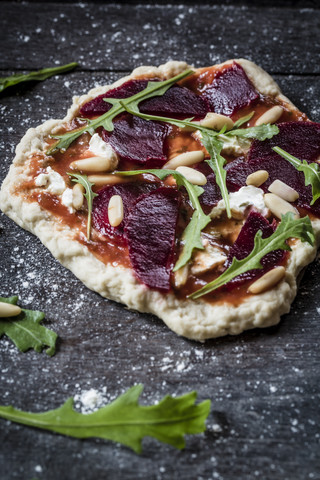 Mini-Pizza mit Roter Bete, Rucola und Pinienkernen, lizenzfreies Stockfoto