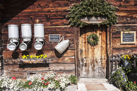 Österreich, Land Salzburg, Untertauern, Pongau, Almhütte, Milchkannen, lizenzfreies Stockfoto