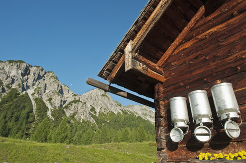 Österreich, Land Salzburg, Untertauern, Pongau, Almhütte, Milchkannen - HHF004754