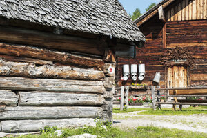 Österreich, Land Salzburg, Untertauern, Pongau, Almhütte mit Milchkannen und Stall - HHF004756