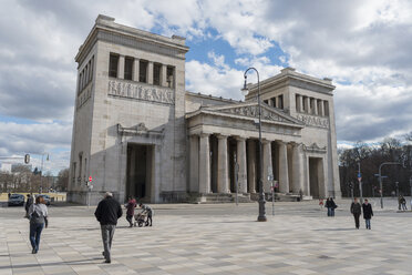 Deutschland, Bayern, München, Blick auf die Propyläen am Königsplatz - HLF000425