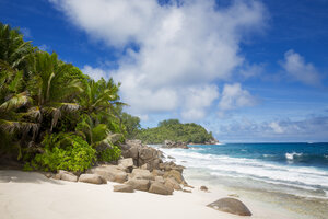 Seychellen, Mahe, Blick auf den Strand und den Indischen Ozean - ROMF000002