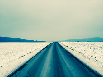 Austria, Waldviertel, highway, winter - DISF000658