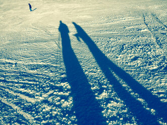 Österreich, Salzburg, Saalfelden, der Schatten von zwei Skifahrern - DISF000615