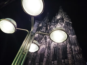 Lampen vor dem Kölner Dom, Köln, Nordrhei-Westfalen, Deutschland - JATF000683