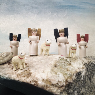 Engel und Schafe, Holzfiguren auf einem Stein - SEF000616