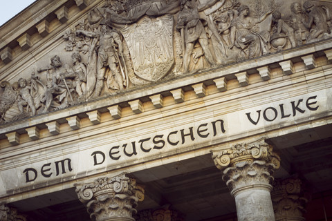 Deutschland, Berlin, Giebel des Reichstags, Teilansicht, lizenzfreies Stockfoto