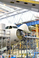 Flugzeugbau in einem Hangar - SCH000044