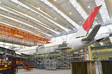 Flugzeugbau in einem Hangar - SCH000045