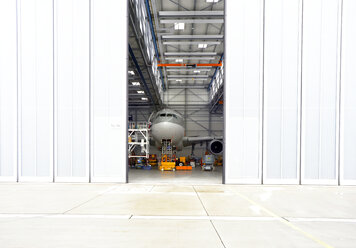 Flugzeug in einem Hangar - SCH000048