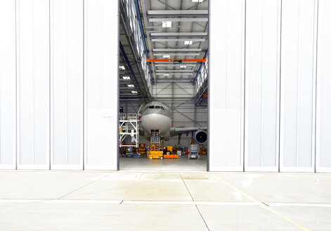 Flugzeug in einem Hangar - SCH000048