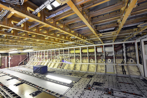 Flugzeugbau in einem Hangar - SCH000050