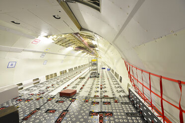 Das Innere eines unfertigen Flugzeugs in einem Hangar - SCH000051