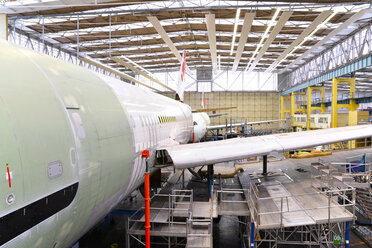 Flugzeugbau in einem Hangar - SCH000052