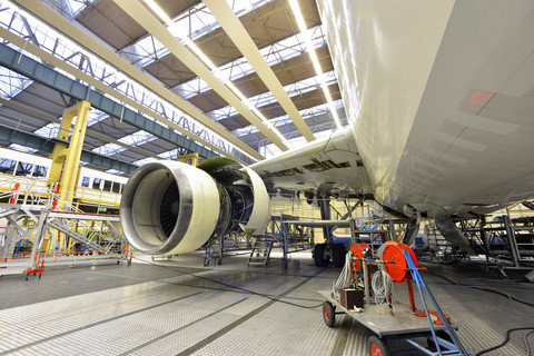 Flugzeugbau in einem Hangar, lizenzfreies Stockfoto