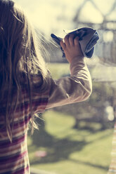 Kleines Mädchen putzt Fenster - SARF000313