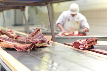 Arbeiter in einer Fabrik, der Fleisch zubereitet - SCH000072