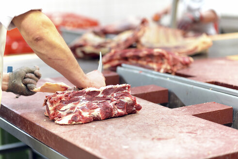 Arbeiter in einer Fabrik, der Fleisch zubereitet - SCH000074