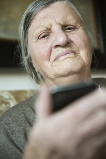 Porträt einer älteren Frau mit Smartphone - JATF000709