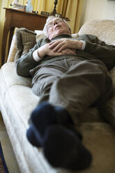 Älterer Mann beim Mittagsschlaf auf dem Sofa - JATF000712