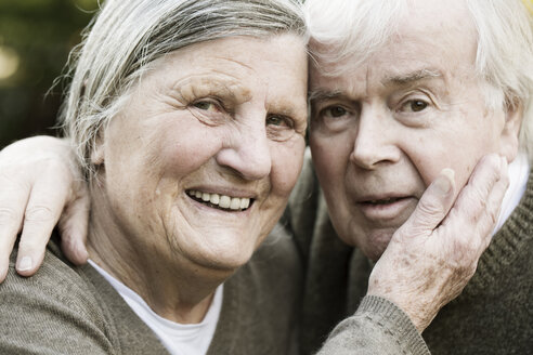 Porträt eines lächelnden älteren Paares Kopf an Kopf - JATF000716