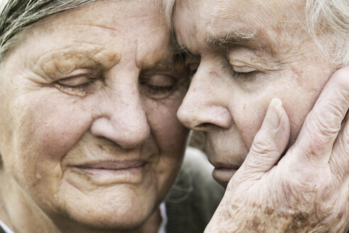 Porträt eines älteren Paares, Kopf an Kopf mit geschlossenen Augen - JATF000708