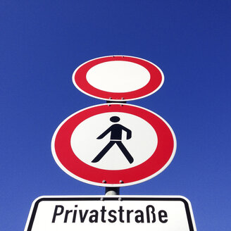 Deutschland, Baden-Württemberg, Stuttgart, Privatstraße, Stoppschild, Stopp, Warnung, Privat, gesperrt - WDF002335