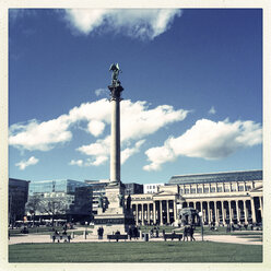 Deutschland, Baden-Württemberg, Stuttgart, Stadtzentrum, Schlossplatz mit Kunstmuseum, Jubiläumssäule und Koenigsbau - WDF002353