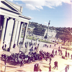 Deutschland, Baden-Württemberg, Stuttgart, Schlossplatz, Koenigsbau, Jubiläumssäule, Neues Schloss, Sidewalk Cafe - WDF002372