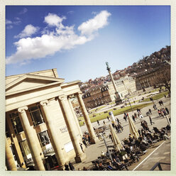 Deutschland, Baden-Württemberg, Stuttgart, Schlossplatz, Koenigsbau, Jubiläumssäule, Neues Schloss, Sidewalk Cafe - WDF002360