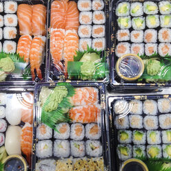 Deutschland, Baden-Württemberg, Stuttgart, Straßenverkauf, Sushi Takeaway, Takeaway, Japanisches Gericht - WDF002362