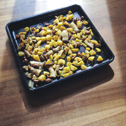 backblech mit Kartoffeln, Pilzen und Kräutern Seitlingen (Pleurotus eryngii) auf Esstisch, vegetarisches Gericht - WDF002324