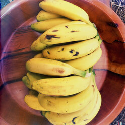 Banane (Musa paradisiaca) in einer Holzschale, Puerto de Naos, La Palma, Kanarische Inseln, Spanien - SEF000598