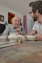 Großvater und Enkel trinken Kaffee zu Hause - LAF000652