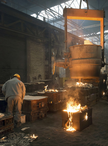 Deutschland, Mann bei der Arbeit in einer Gießerei, lizenzfreies Stockfoto