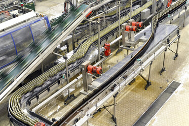 Germany, Bottling system in brewery - SCH000135