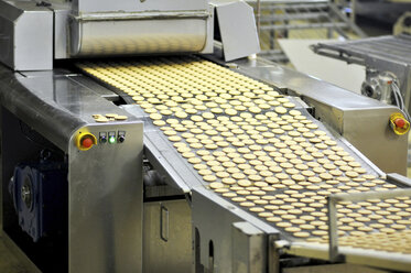 Deutschland, Lebensmittelindustrie, Keksherstellung in der Großbäckerei - SCH000091