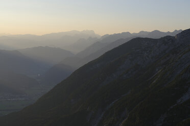 Deutschland, Oberbayern, Berchtesgadener Land, am Hohene Goell, Blick zum Dachstein und Salzachtal, am Abend - LBF000629