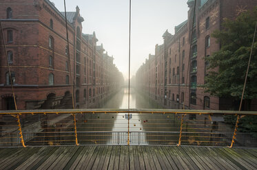 Deutschland, Hamburg, Speicherstadt, Wandrahmsfleet bei Sonnenaufgang - RJF000006