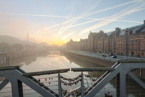 Deutschland, Hamburg, Zollkanal in der Speicherstadt bei Sonnenaufgang - RJF000008