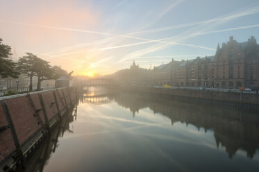 Deutschland, Hamburg, Zollkanal in der Speicherstadt bei Sonnenaufgang - RJF000009