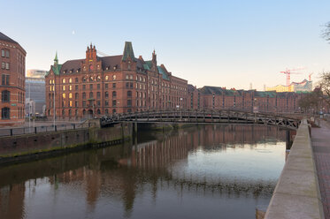 Deutschland, Hamburg, Zollkanal in der Speicherstadt bei Sonnenaufgang - RJF000023