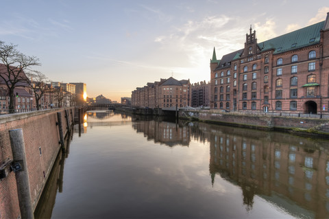 Deutschland, Hamburg, Zollkanal in der Speicherstadt bei Sonnenaufgang, lizenzfreies Stockfoto