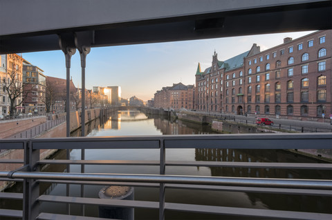 Deutschland, Hamburg, Speicherstadt, Zollkanal und Brücke bei Sonnenaufgang, lizenzfreies Stockfoto