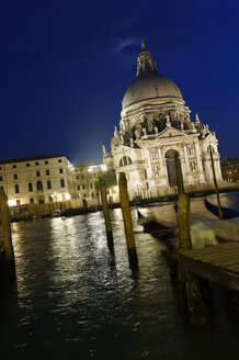Italien, Venedig, Canale Grande, Kirche Santa Maria della Salute bei Nacht - LB000623