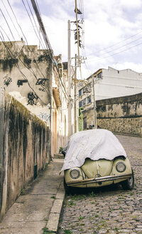 Brasilien, Rio de Janeiro, Auto auf der Straße abgedeckt - AMC000049