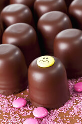 Schokoladen-Marshmallows, einer mit Smiley, rosa Zucker und Schokoladentropfen vorne - CSF020940