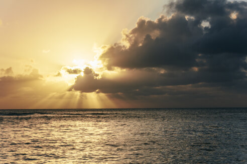 USA, Hawaii, Oahu, Sonnenuntergang mit hellen Strahlen auf dem Meer - AMCF000051